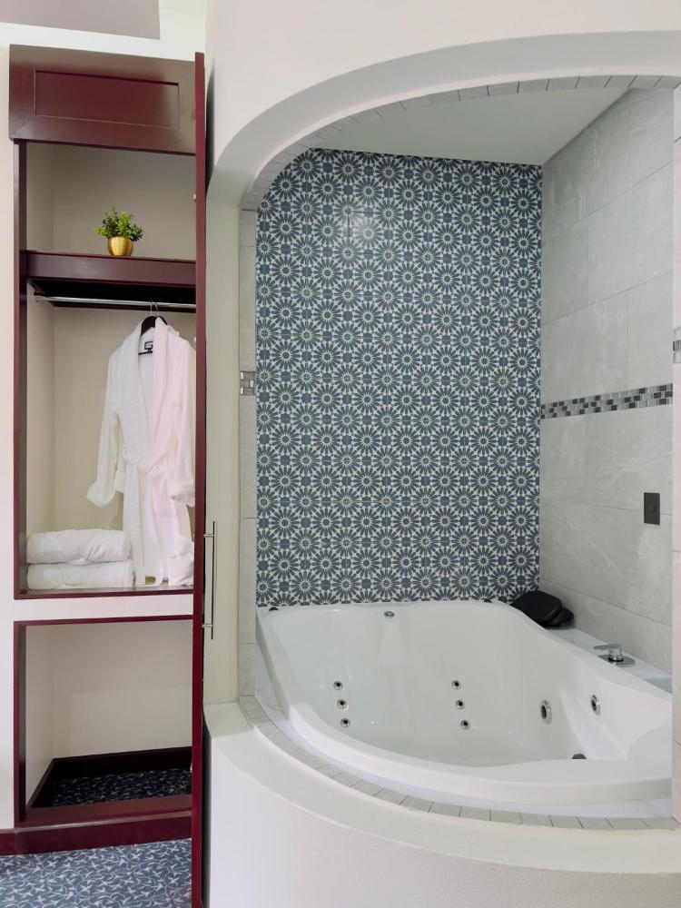 Deluxe Suite with Spa Bath